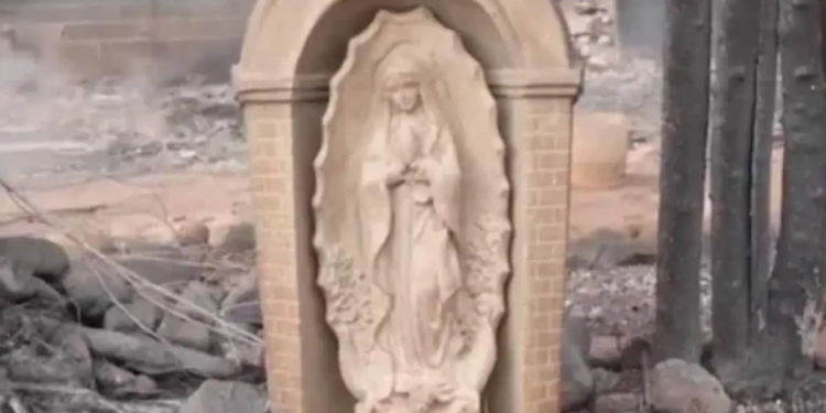 ¿Milagro?: Estatua de la Virgen de Guadalupe resiste incendios en California