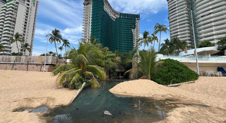 Se escurren otra vez aguas negras en playa Icacos