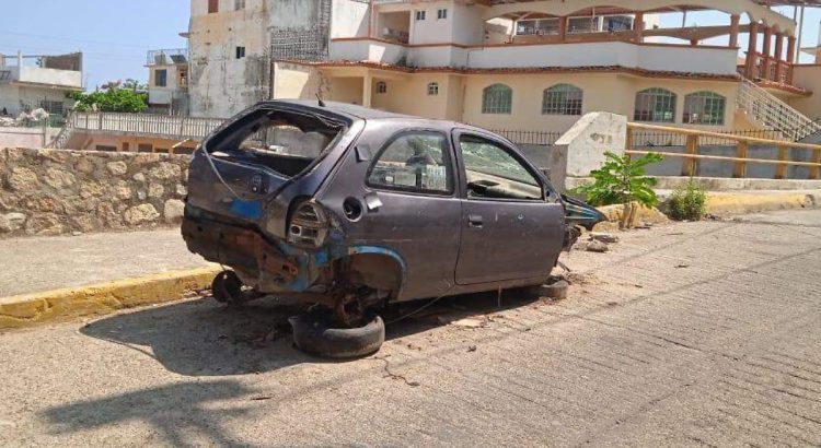 Retiran los autos chatarra de la vía pública