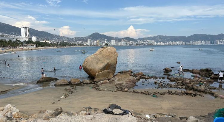 Se aleja seis metros el mar en la playa Las Hamacas de Acapulco