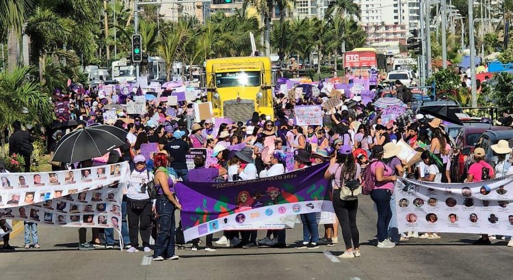 Más de 700 mujeres participan en marcha conmemorativa del Día Internacional de la Mujer