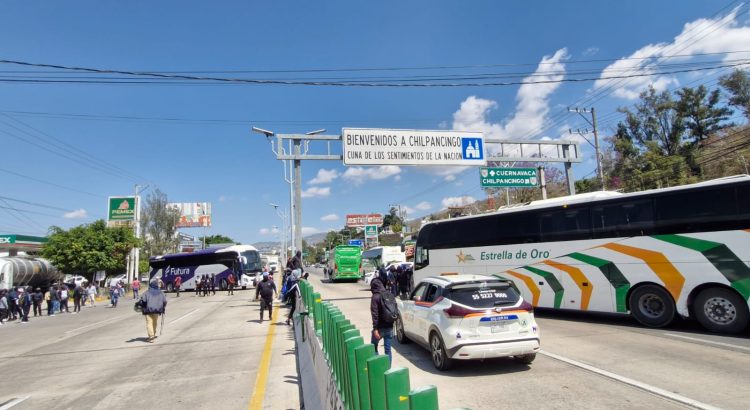 Normalistas bloquean la autopista del Sol