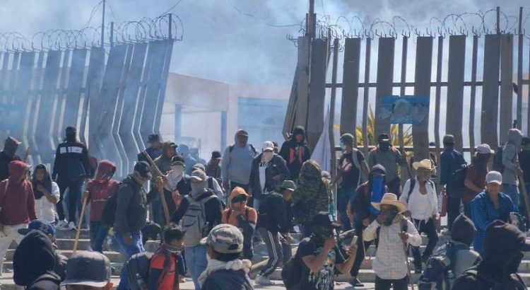 Manifestantes retienen a funcionarios; Gobernadora interviene