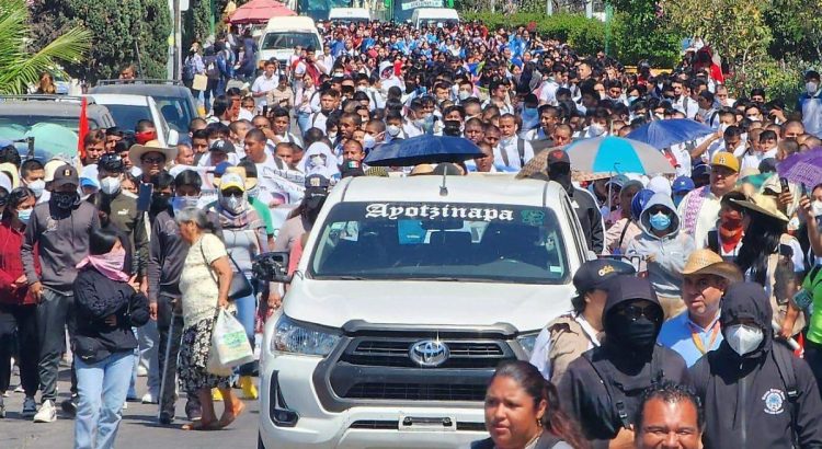 Normalistas marchan y vandalizan en Chilpancingo