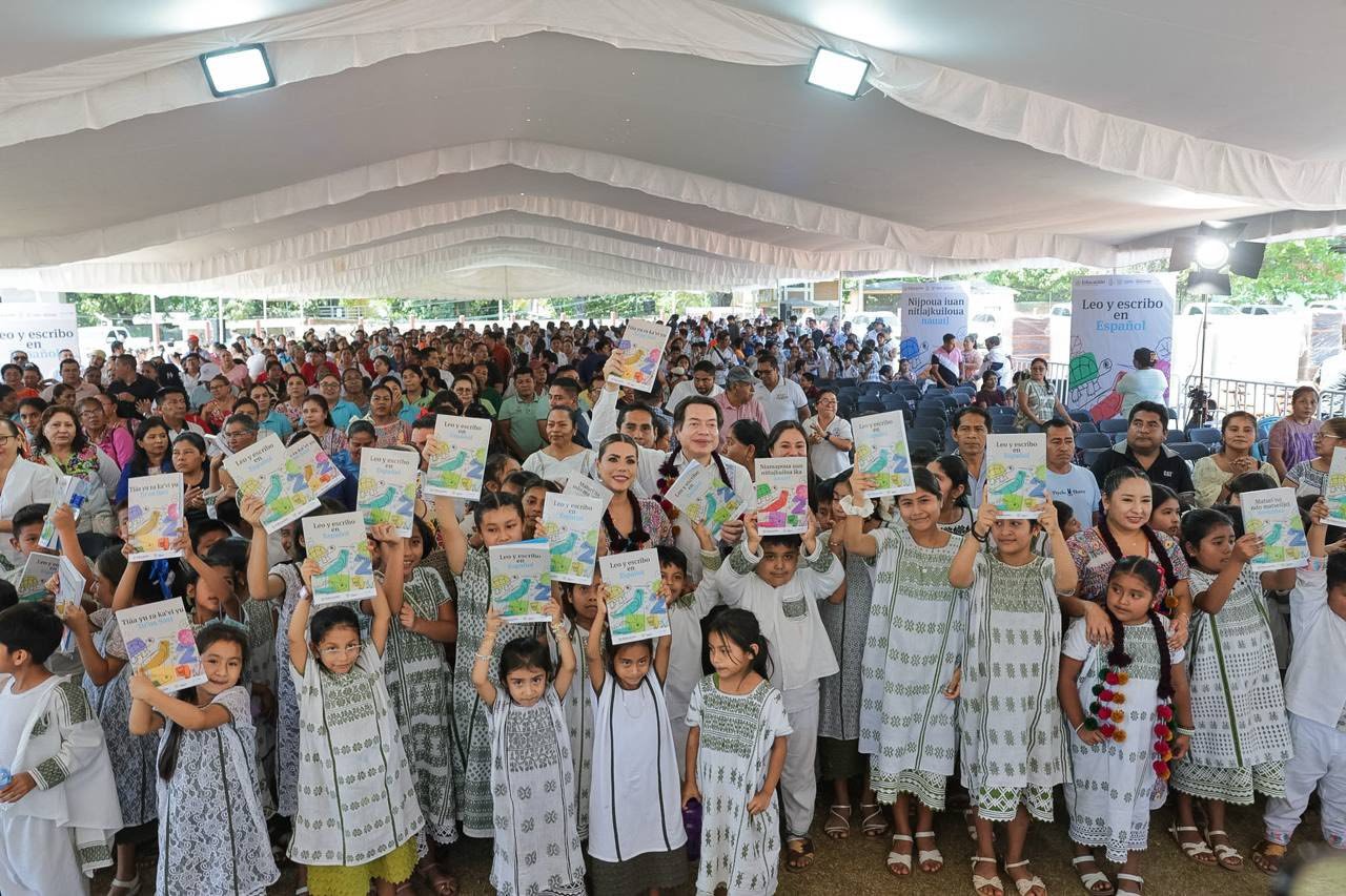 Un total de 599 escuelas de Cotas Chica recibieron sus libros