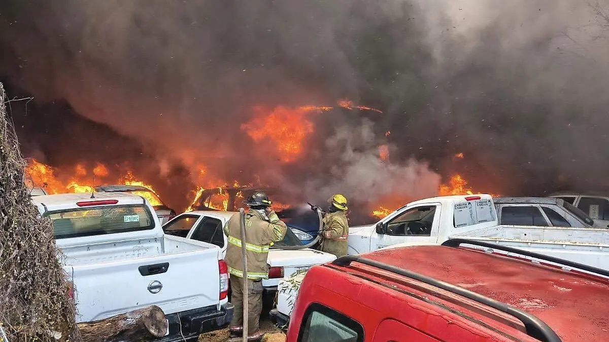 Fuego consume 700 vehículos, tras un incendio que duró más de siete horas