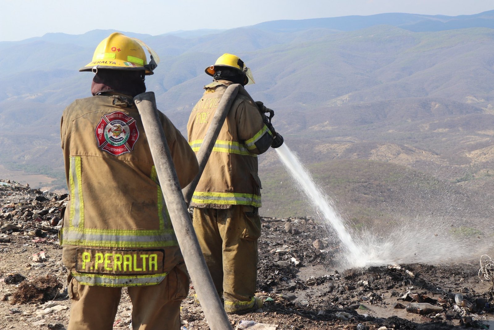 Avanza combate al incendio en relleno sanitario de Chilpancingo; reportan 70% de control