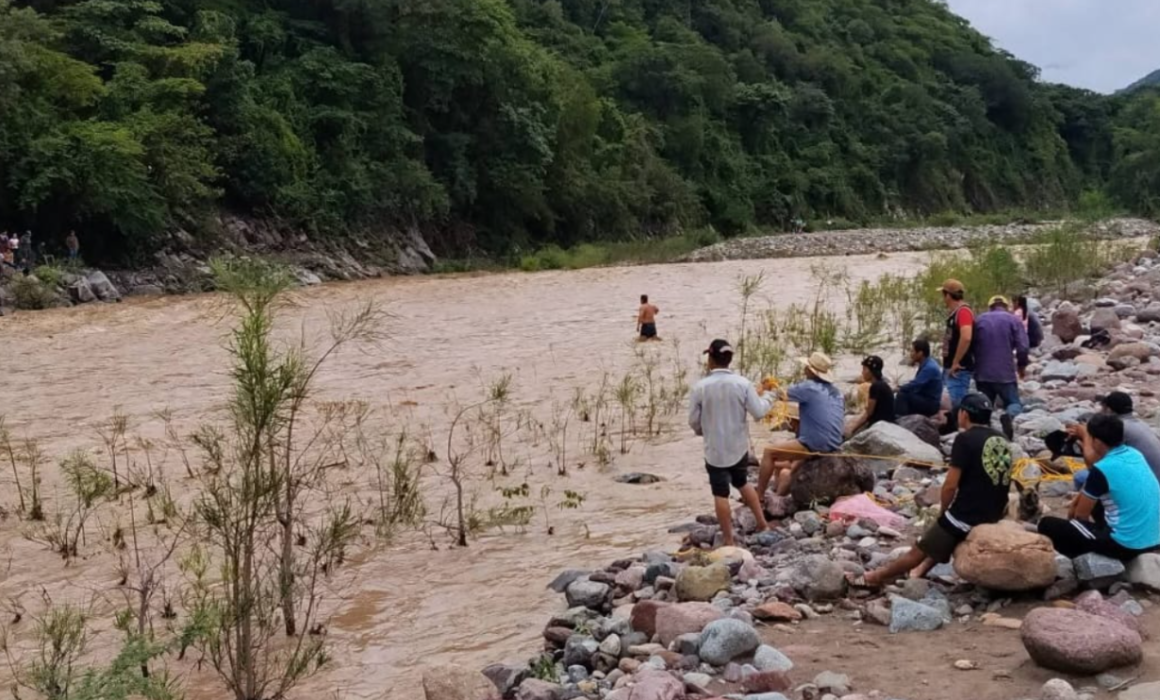 Colapsa puente en la sierra de Guerrero y deja a 350 familias aisladas; Huracán Simón deja un muerto en Chilpancingo